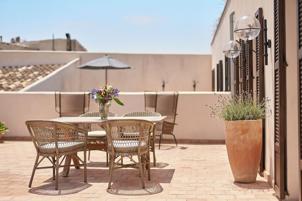 Suite with Hot Tub & Terrace Rooftop thumbnail 5