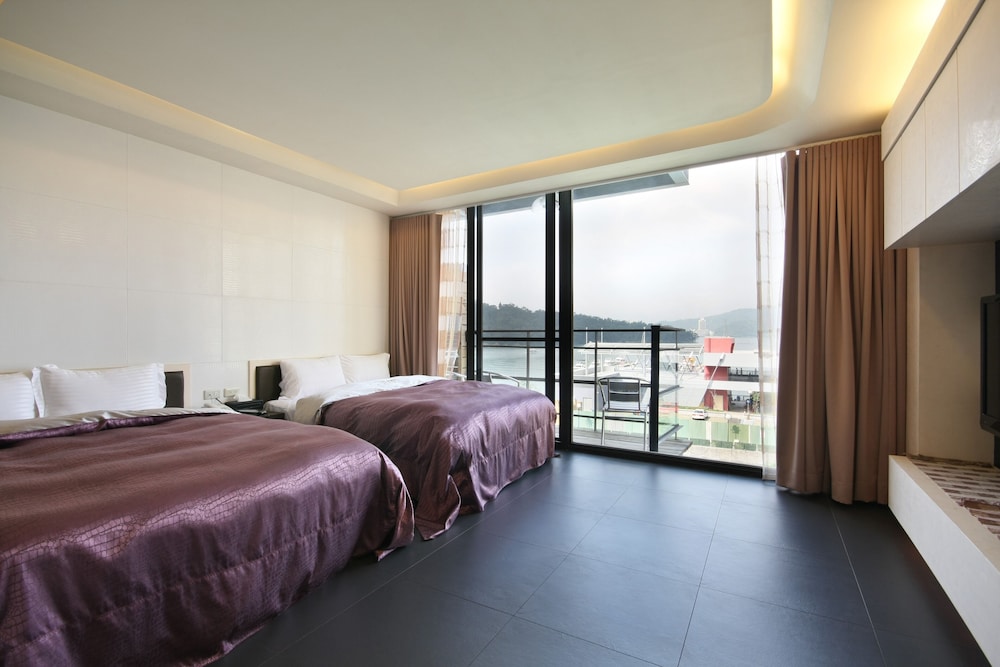 Quadruple Room, Lake View photo 1