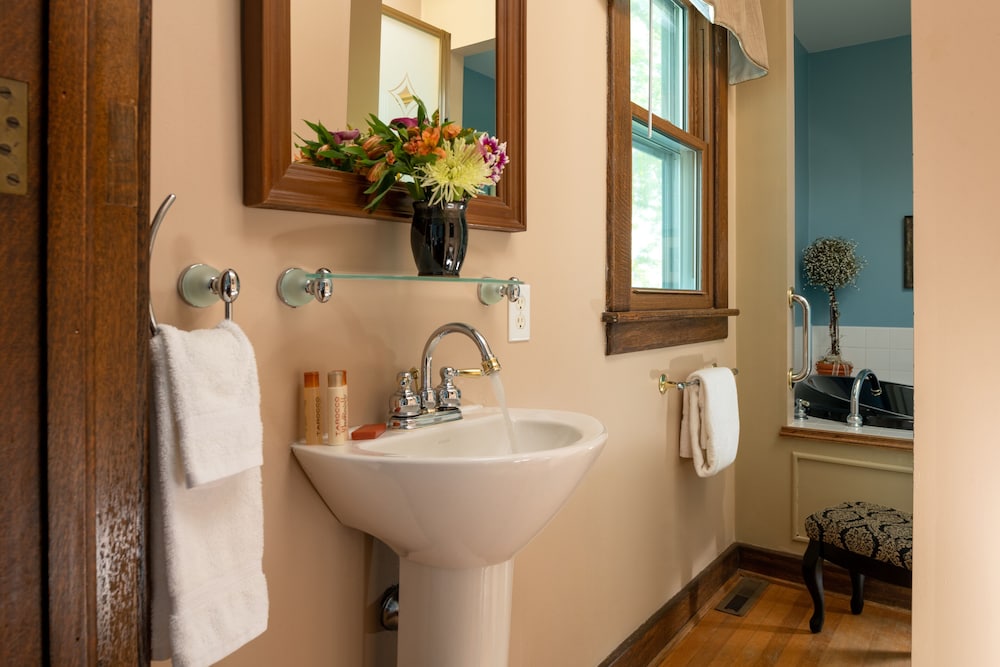 Royalty Suite photo 3