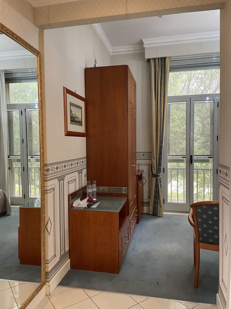 Comfort Twin Room, 2 Twin Beds, Ensuite, City View photo 3