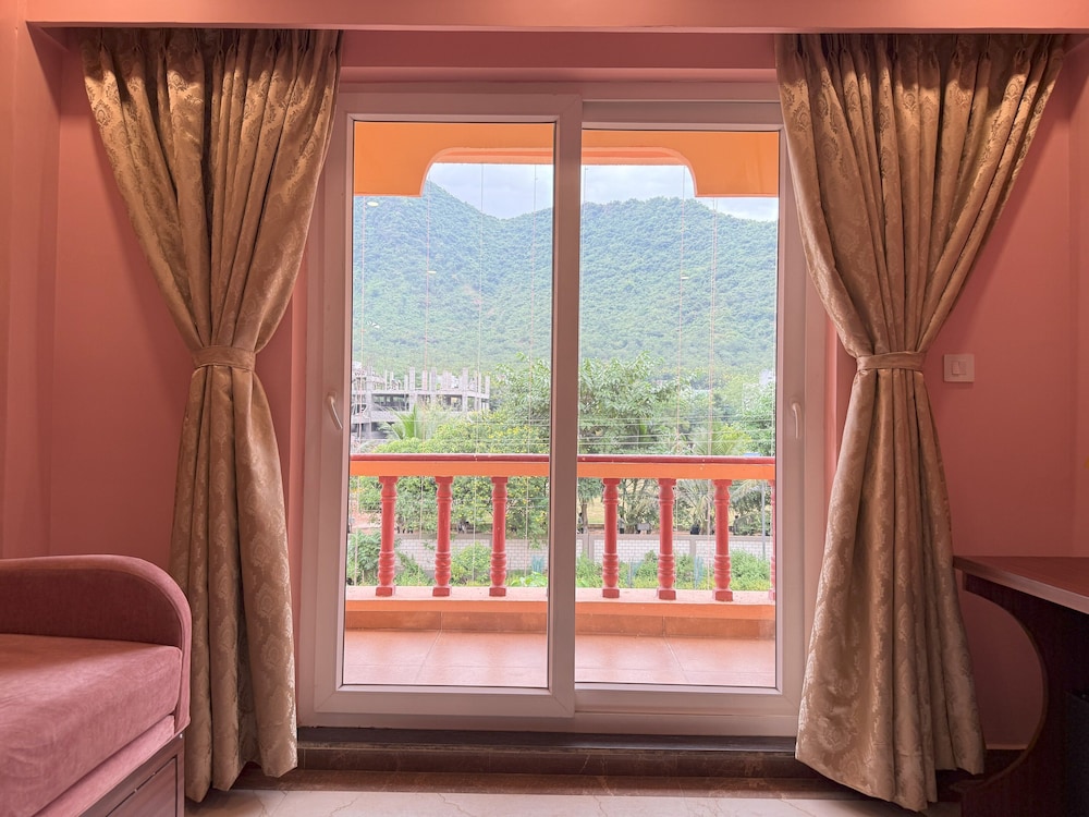 Deluxe Room, 1 Double Bed photo 2