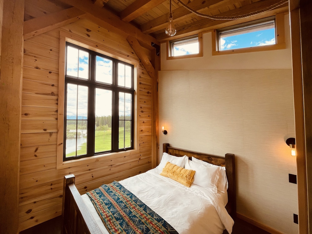 Luxury Cabin, 2 Queen Beds, River View photo 1