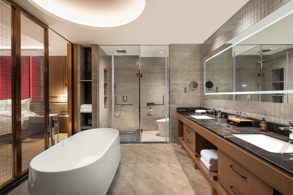 Executive Suite, 1 King Bed, Smoking - Photo 4