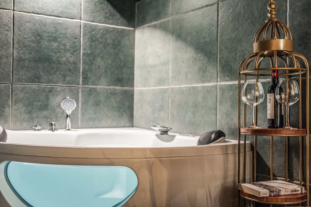 Courtyard3 Spring Honeymoon Suite with SPA Bath photo 3