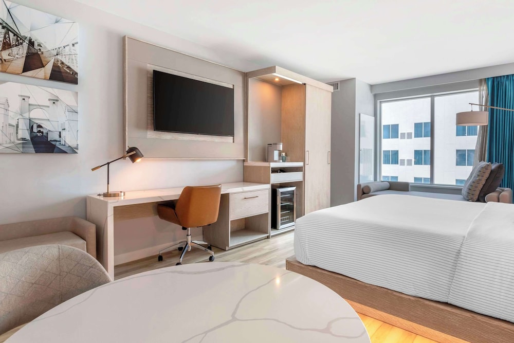 Standard Room, 1 King Bed, Non Smoking - Photo 3