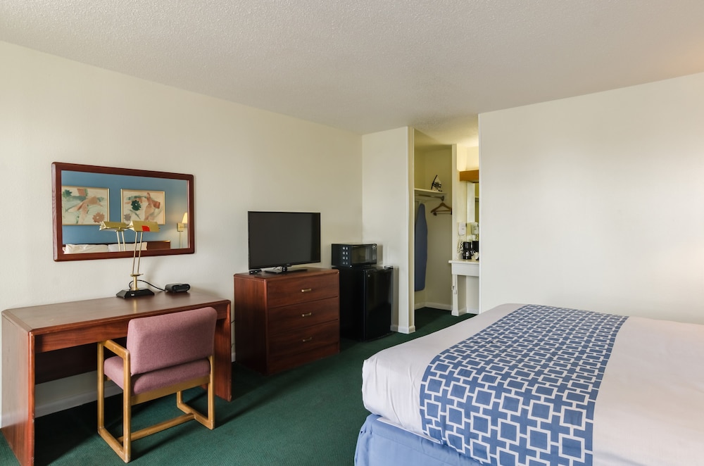 Traditional Double Room, 2 Double Beds, Accessible, Non Smoking photo 3