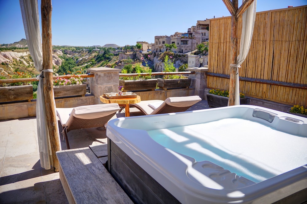 Queen Suite with Jacuzzi on the Terrace photo 1