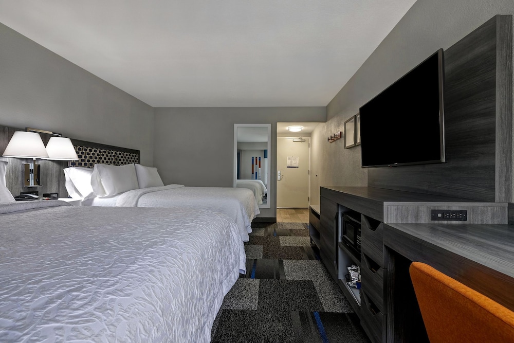 Room, 2 Queen Beds, Accessible, Bathtub (Hearing) - Photo 2