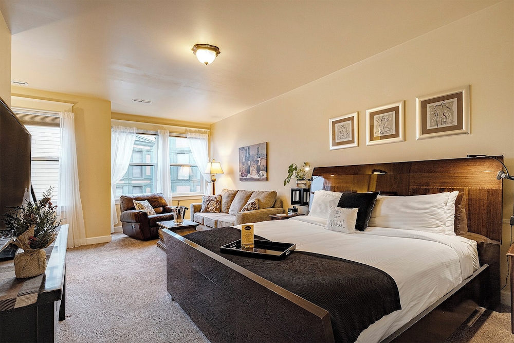 Manor Queen Suite B4 photo 1