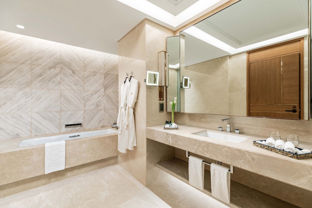 Grand Luxury Suite Sea View with Open Jacuzzi and Club Lounge Access