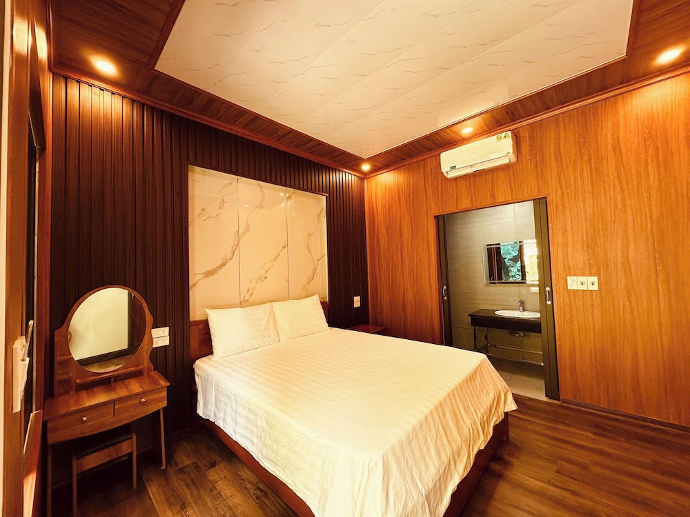 Superior Bungalow - Photo 1