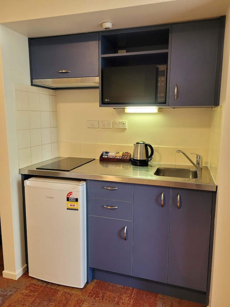Basic Studio, 1 Queen Bed, Ground Floor - Photo 3