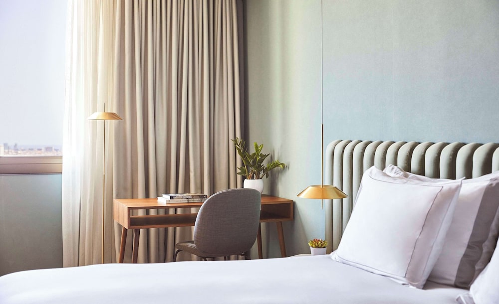 Junior Suite, 1 King Bed thumbnail 5
