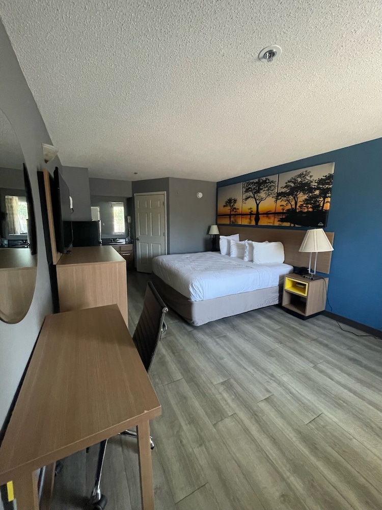 Standard Room, 1 King Bed - Photo 3