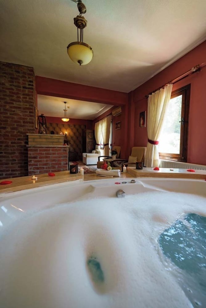 Luxury Studio Suite, Mountain View - Photo 7