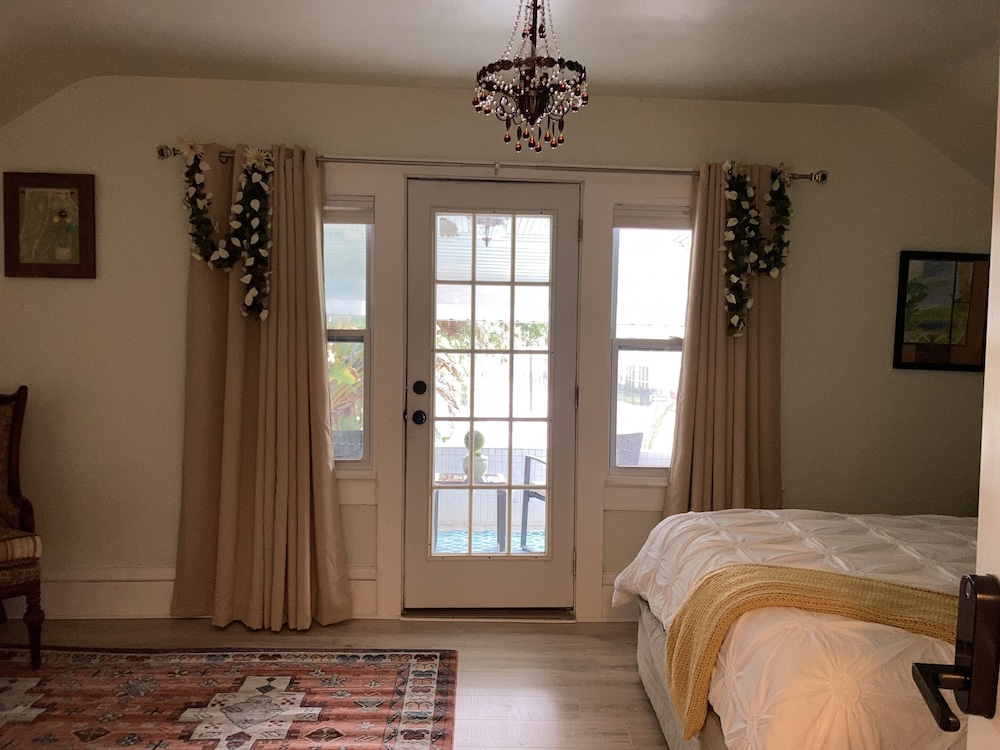 Design Double Room, Ensuite, City View (Executive Queen)