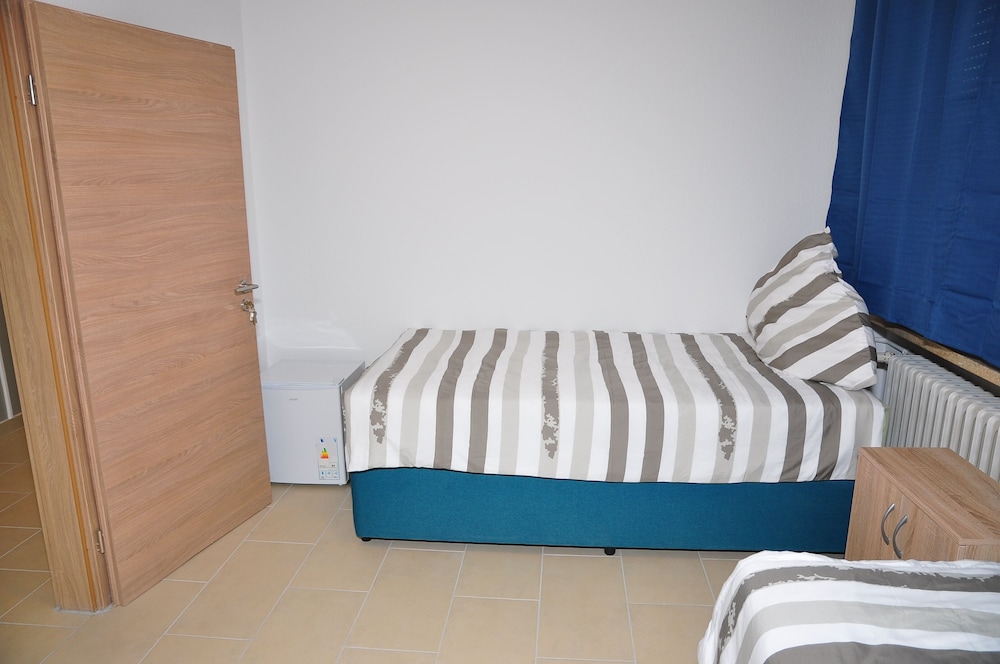 Economy Twin Room, Shared Bathroom (Nr. 10) photo 3
