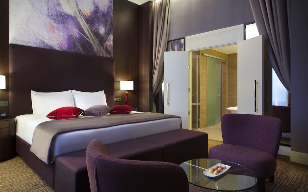 Executive Room, 1 King Bed (Deluxe) photo 3