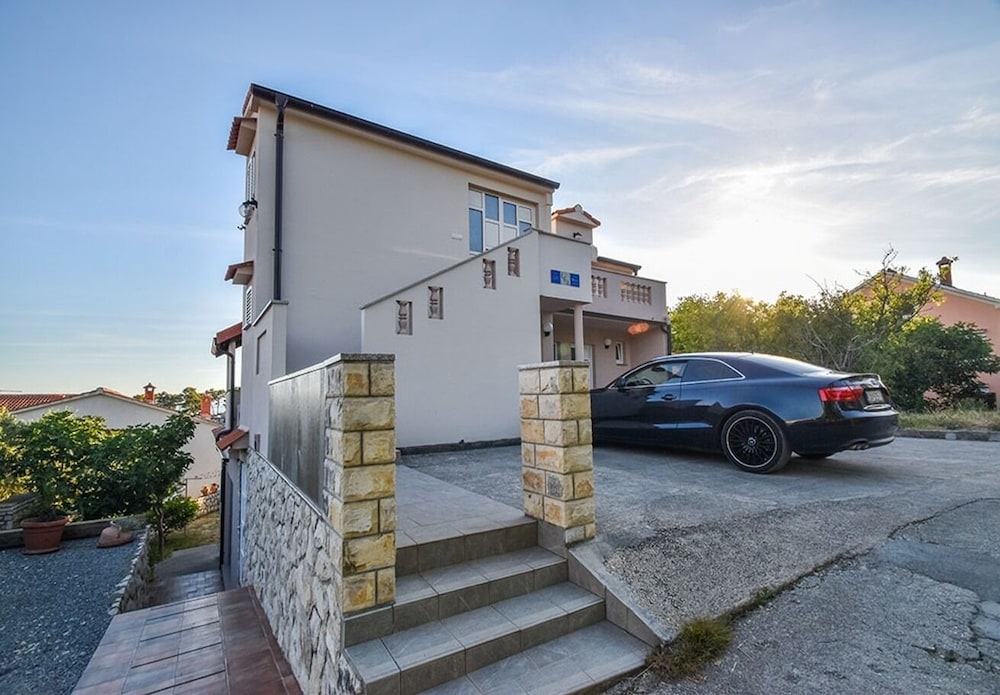 Apartment (Lidija - family friendly & close to t)