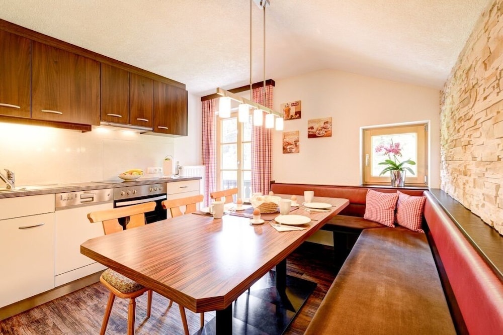 Comfort Apartment, 4 Bedrooms, Balcony, Mountain View photo 2