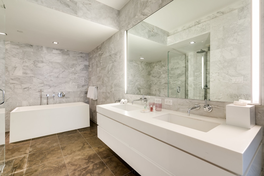 One Bedroom Suite with Terrace - Photo 4