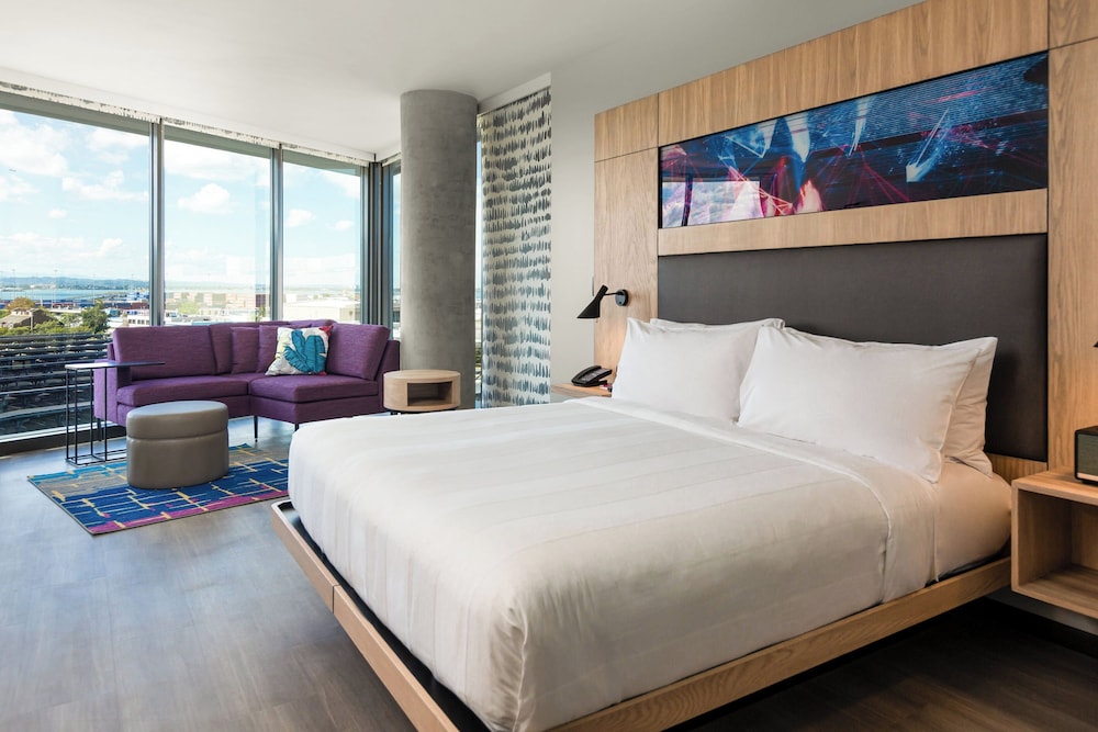 Room, 1 King Bed, City View, Corner (Mobility Accessible, Roll-in Shower) photo 3