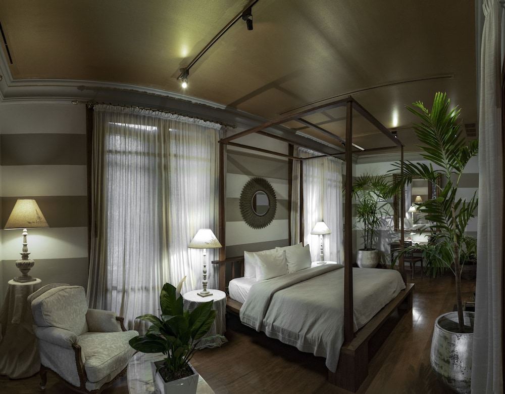 Master Suite, 1 Queen Bed, Pool Access