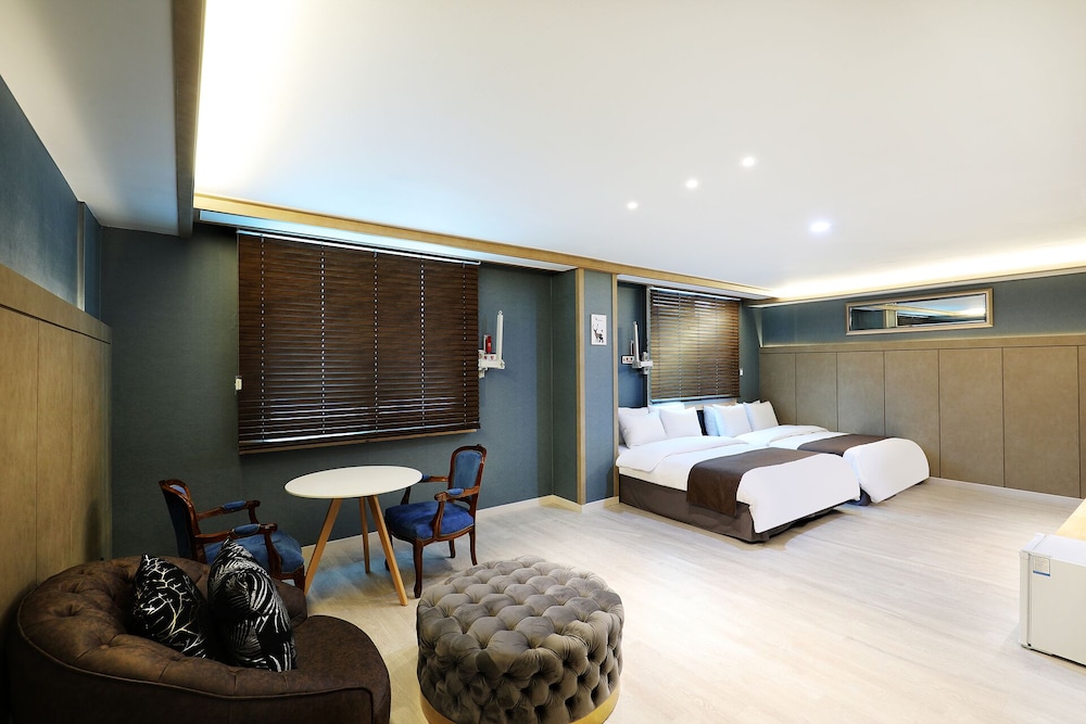 Family Suite (Breakfast not provided on Monday) - Photo 1