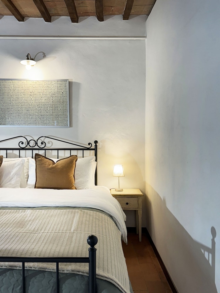 Standard Apartment, 1 Queen Bed, Non Smoking, Ensuite photo 2