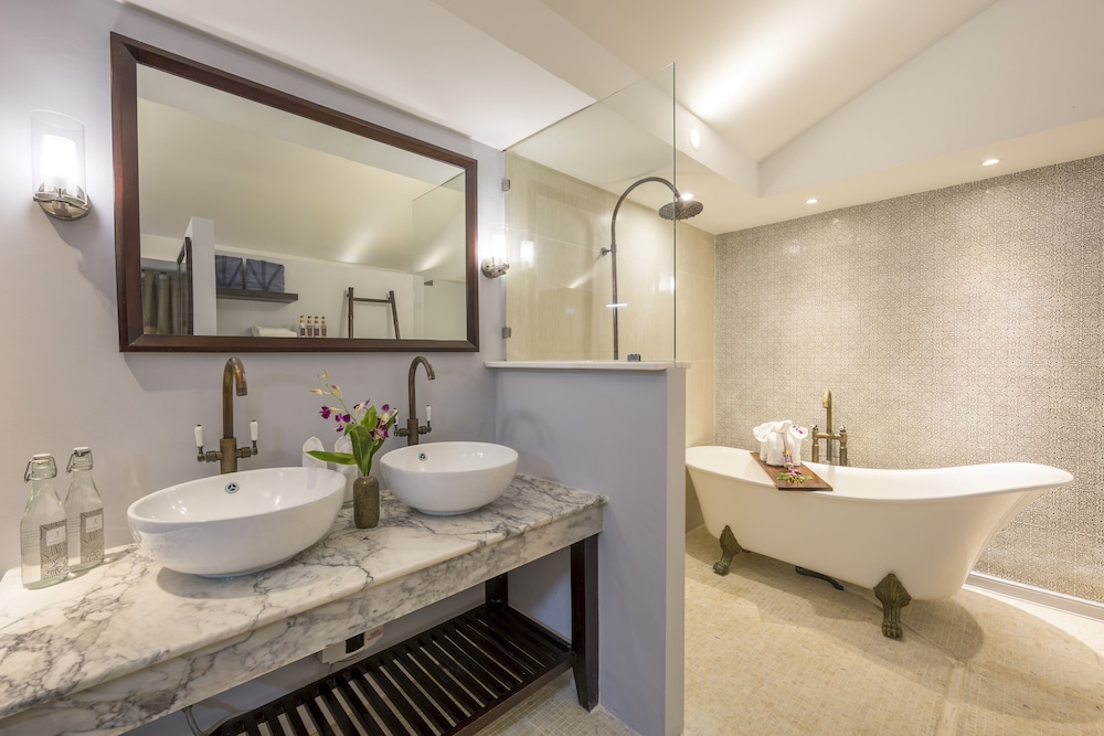 Suite (Outdoor Jacuzzi) - Photo 9