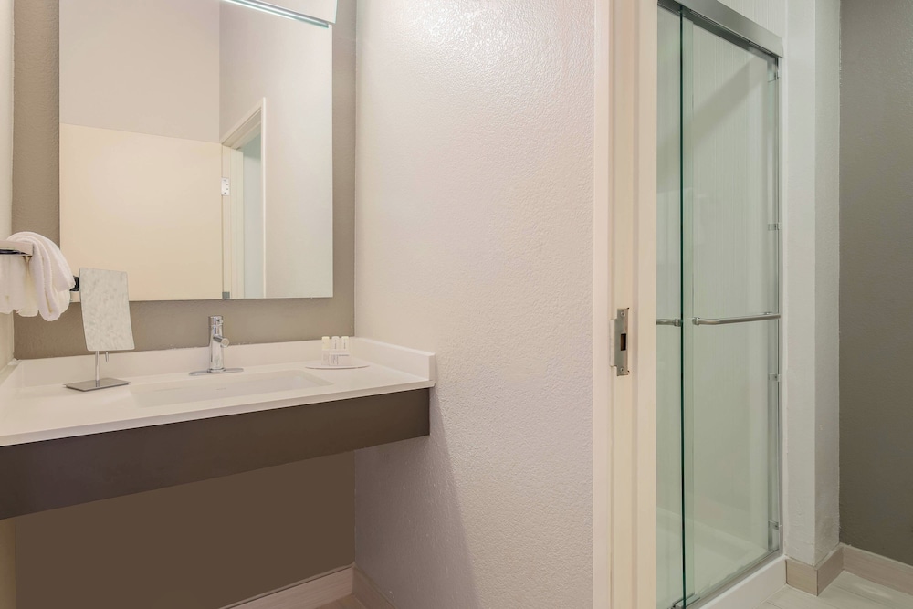 Room, 2 Queen Beds (Hearing Accessible) - Photo 7