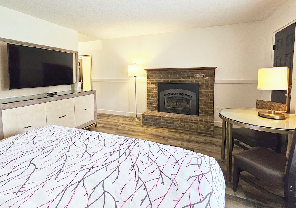 Premium Room, 1 King Bed, Fireplace, Mountain View