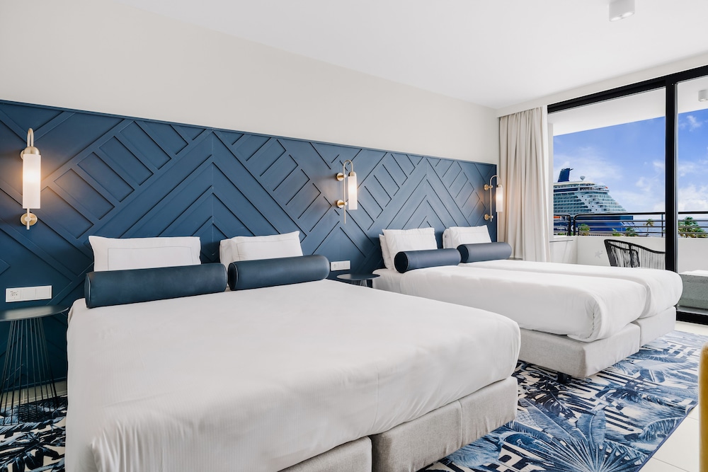 Room (2 King Beds)