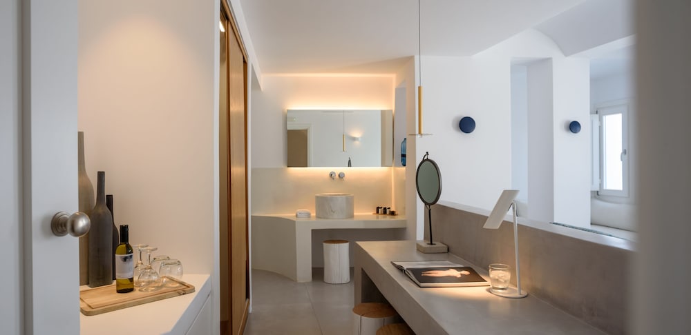 Superior Suite, 1 Queen Bed, Balcony, Sea View - Photo 15