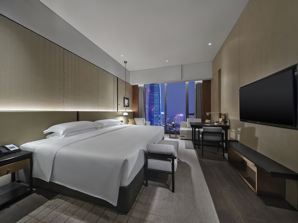 Classic Room, 1 King Bed, Club Lounge Access (High Floor) - Photo 2