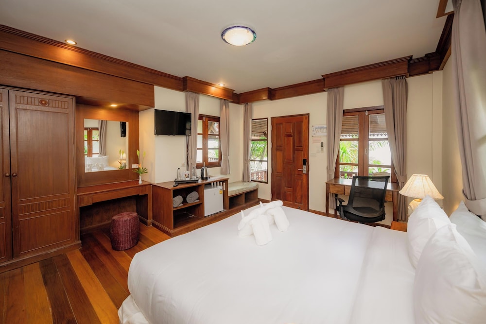 Deluxe Beachpool or Beachfront Cottage - Photo 12