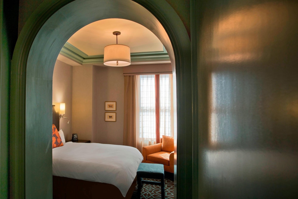 Deluxe Room, 1 King Bed, City View - Photo 3