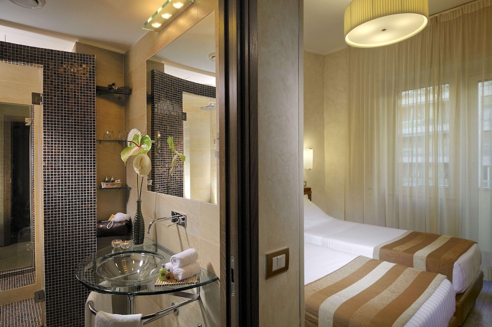 Comfort Room, Multiple Beds (with Extra Bed)