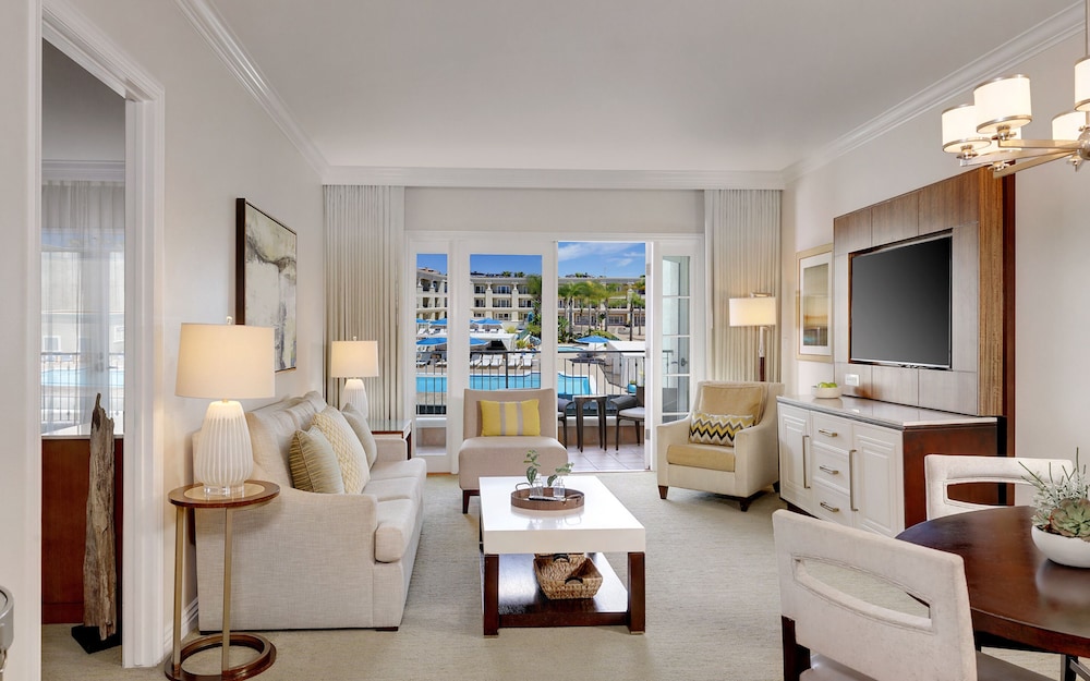 Suite, 1 King Bed, Accessible
