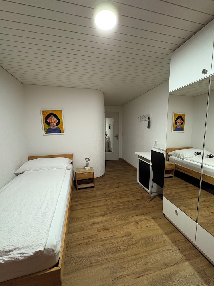 Basic Single Room, 1 Bedroom, Balcony, Courtyard View photo 2