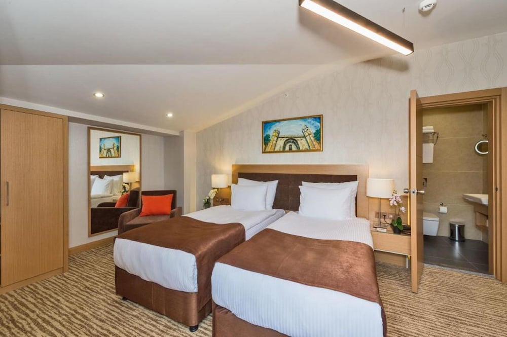 Standard Triple Room, City View photo 2