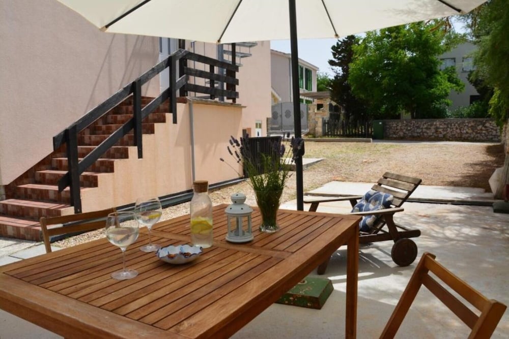 Apartment (Rina-next to the beach with free park) photo 2