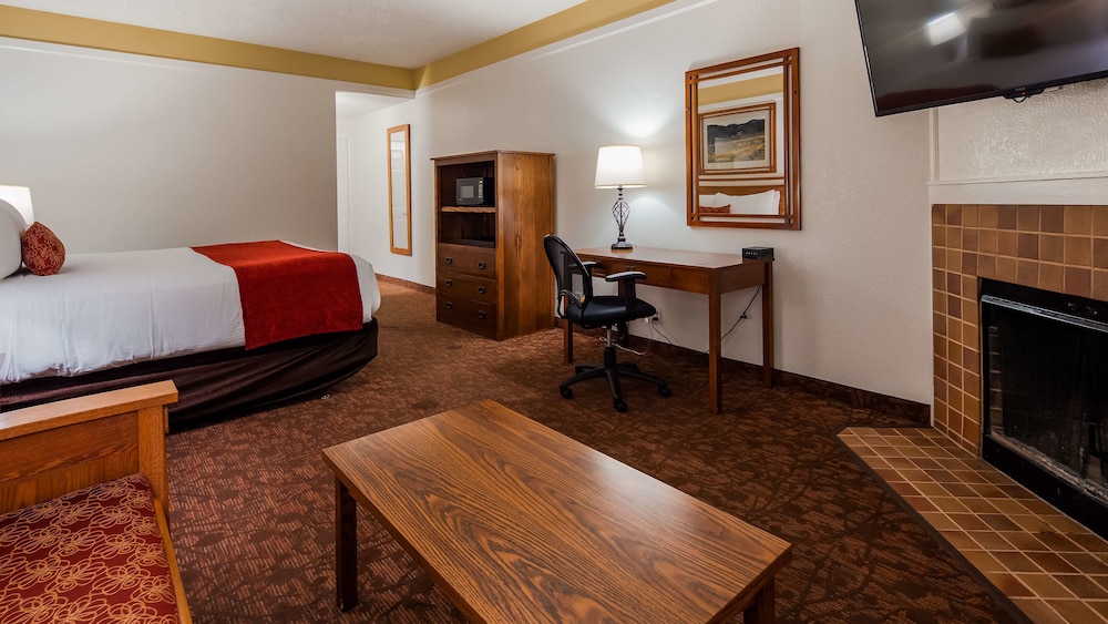 Standard Room, 1 King Bed, Non Smoking, Balcony - Photo 2