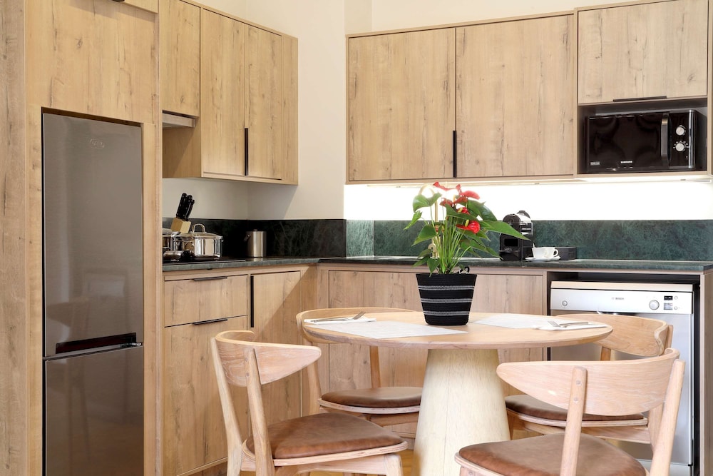Suite, 2 Bedrooms - Photo 12