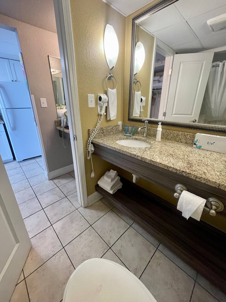 Stunning Oceanfront View! Heart Of The Golden Mile, Photo 18