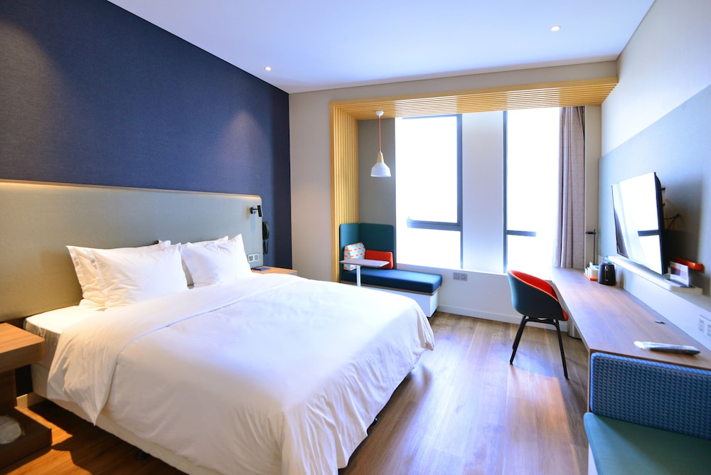 Standard Room, 1 King Bed (Extra Floor Space) - Photo 1