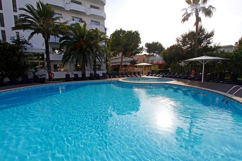 Double Room, 2 Twin Beds, Pool View thumbnail 5