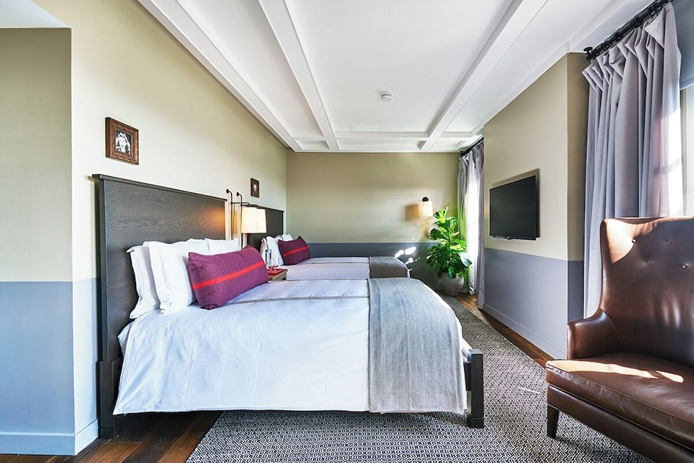 Deluxe Room, 2 Double Beds, Mobility Accessible - Photo 3