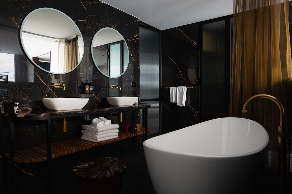 The Suite - Photo 17