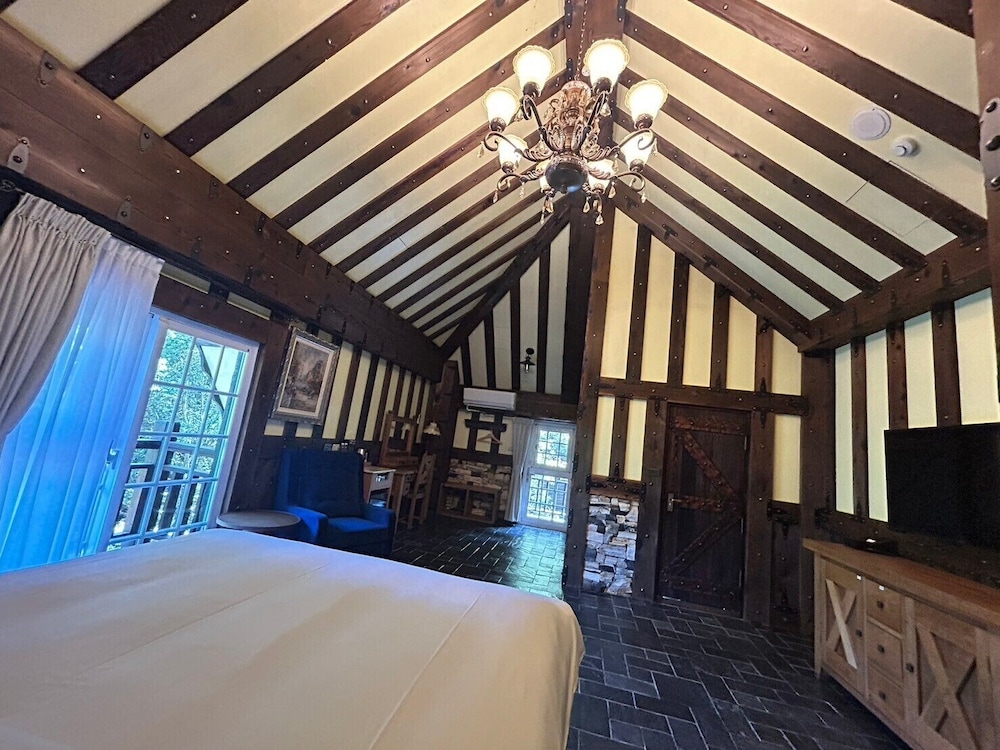 Classic Double Room, 1 Queen Bed, Non Smoking, Mountain View photo 1